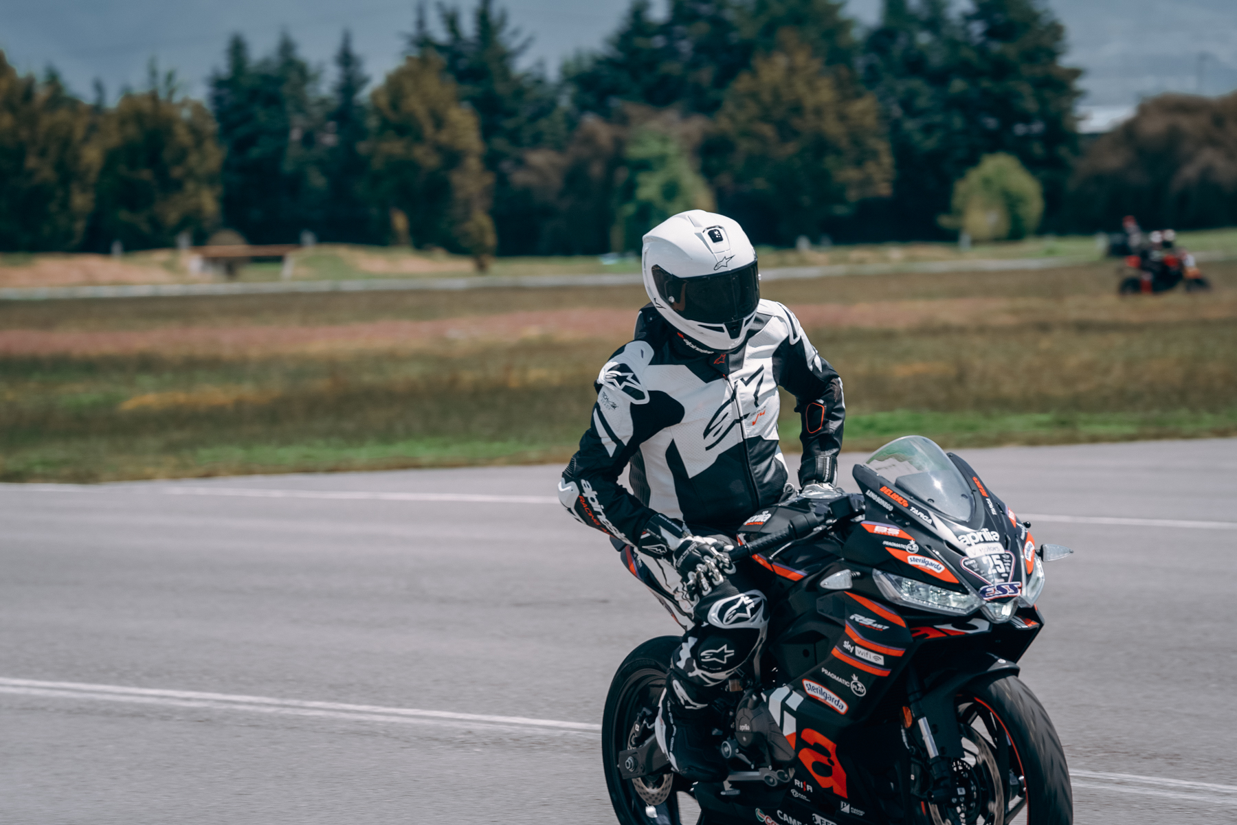 Aprilia rodando en pista