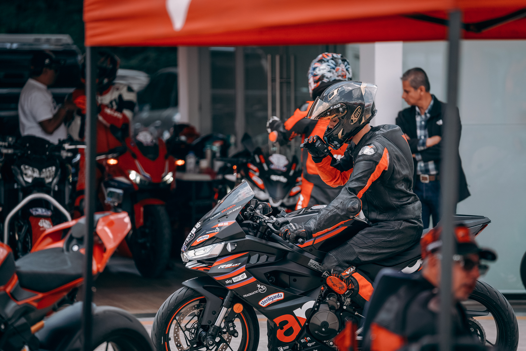 Participante y motocicleta Aprilia