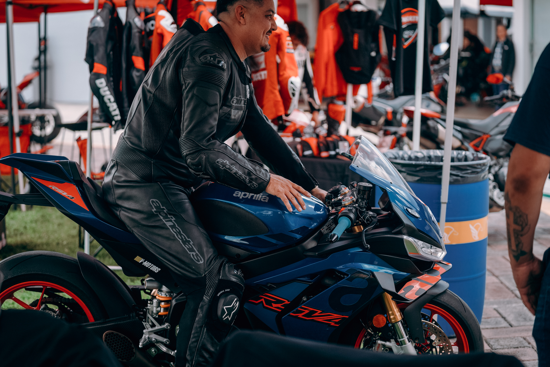 Motociclista Aprilia durante el Track Day