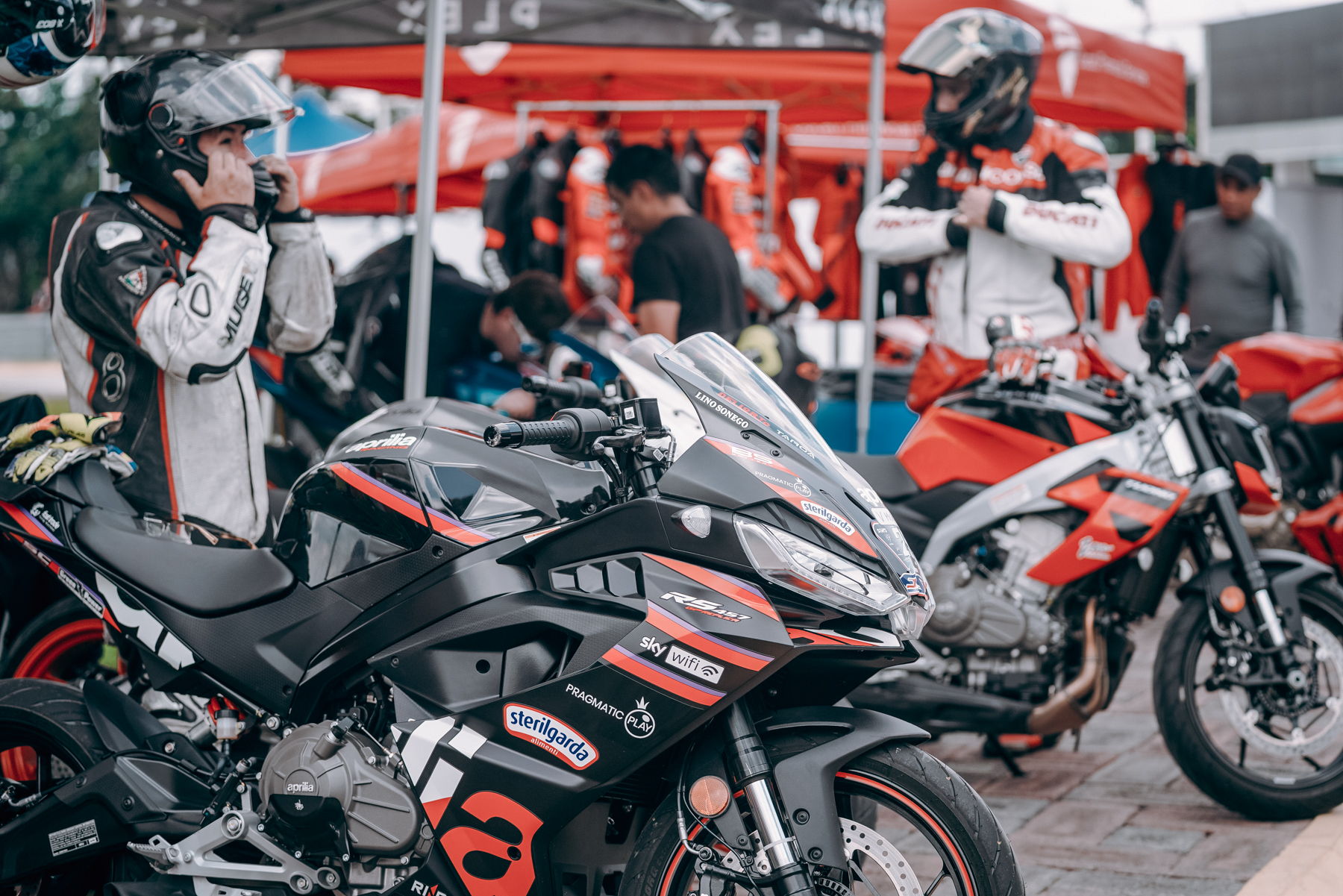 Motocicletas Aprilia en pits