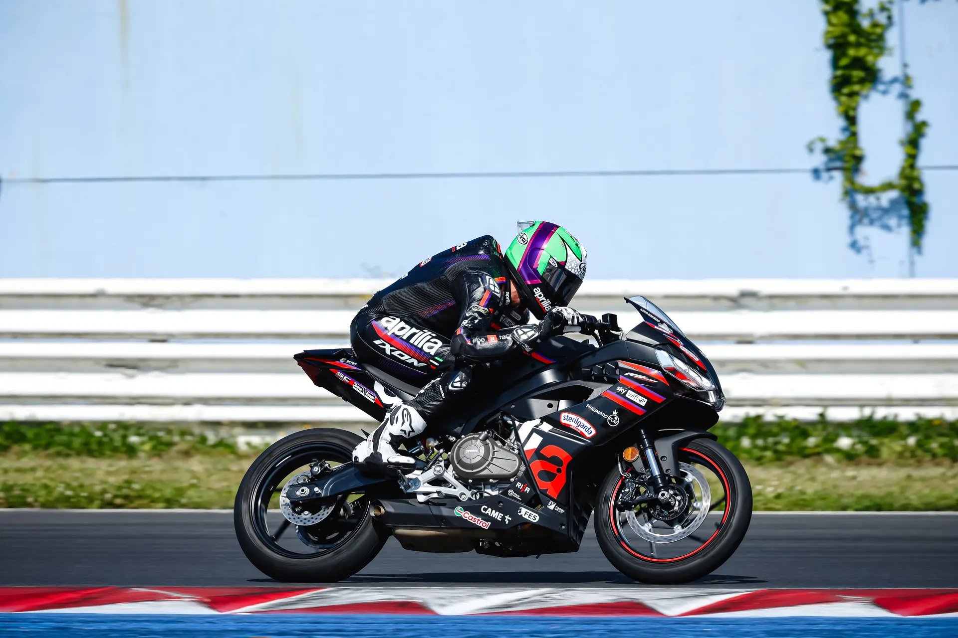 Aprilia RS 457, detalle de conducción