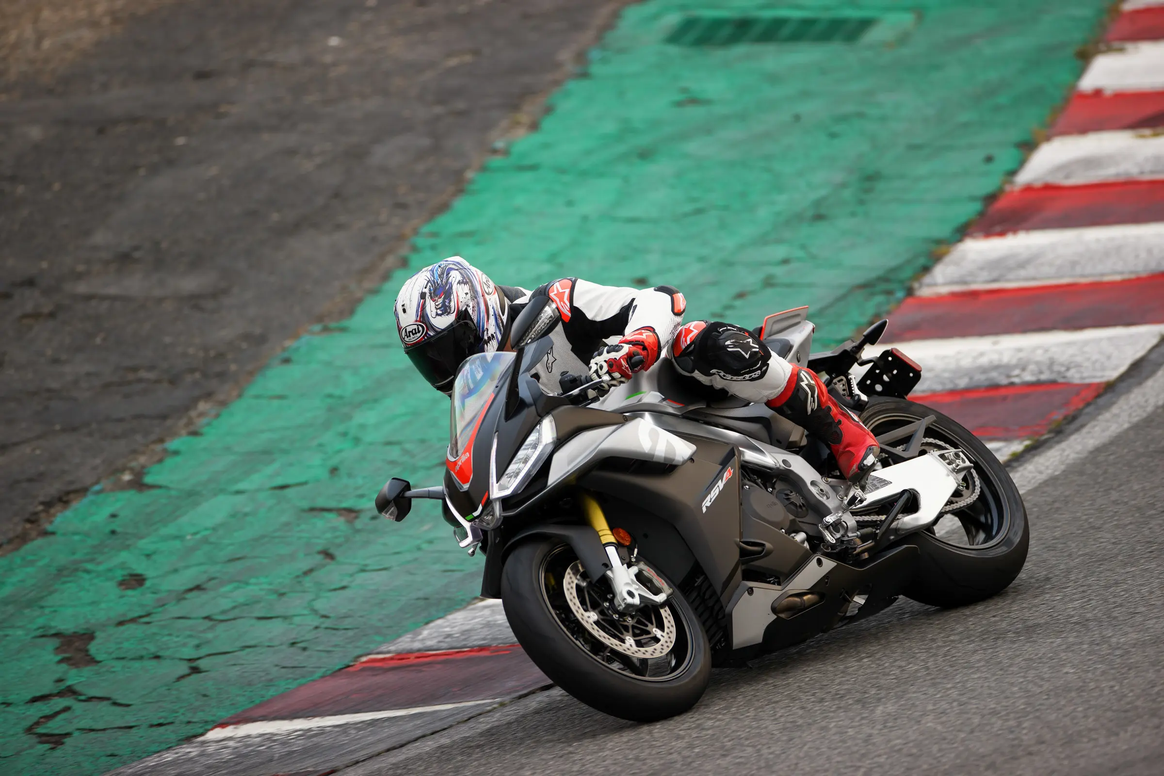 Aprilia RSV4 Factory, detalle de conducción