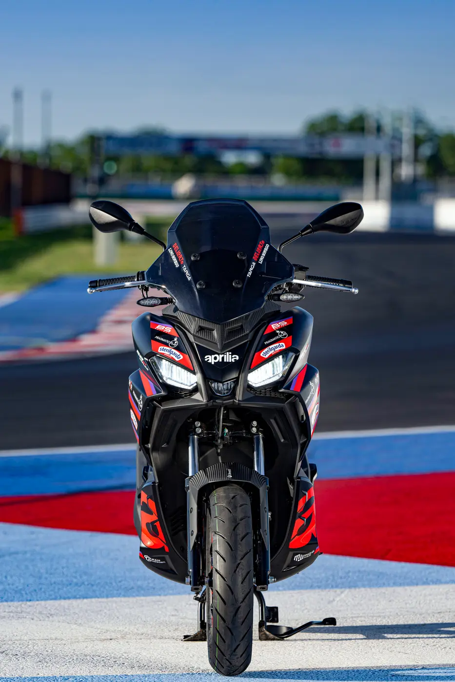 Aprilia SR GT 200, detalle de conducción