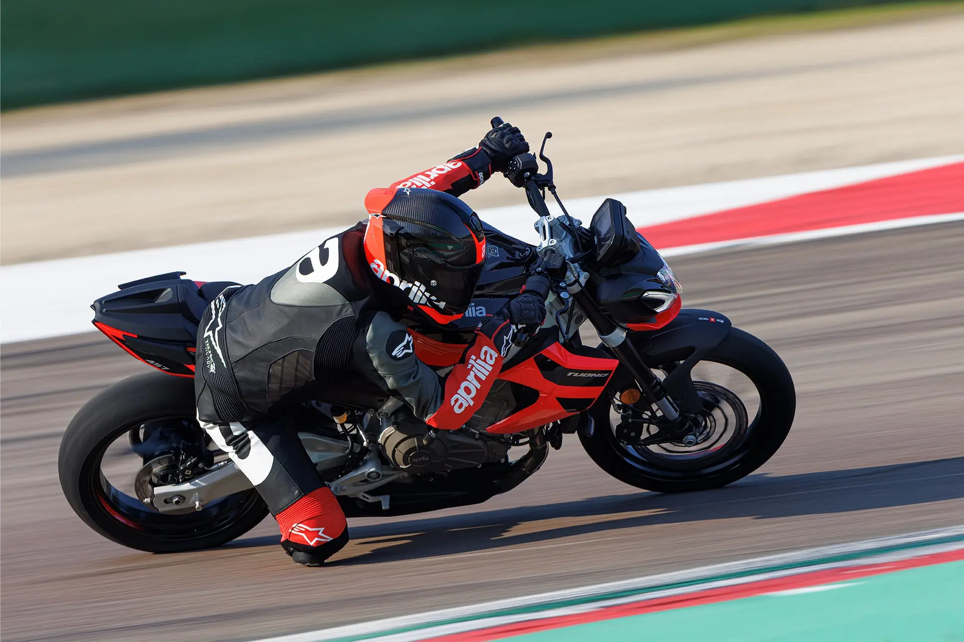 Aprilia Tuono 457 en pista