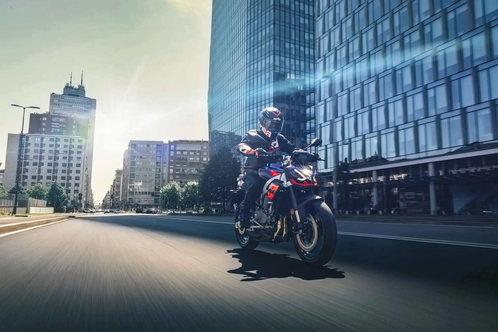 Aprilia Tuono 457, detalle de conducción