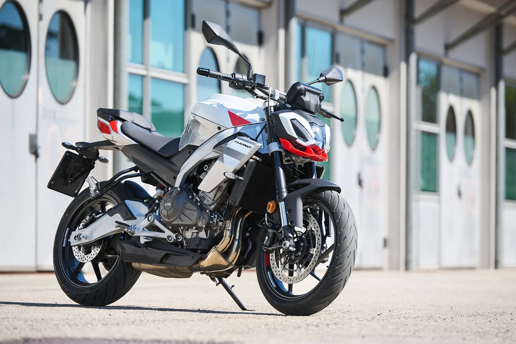 Aprilia Tuono 457, detalle de conducción