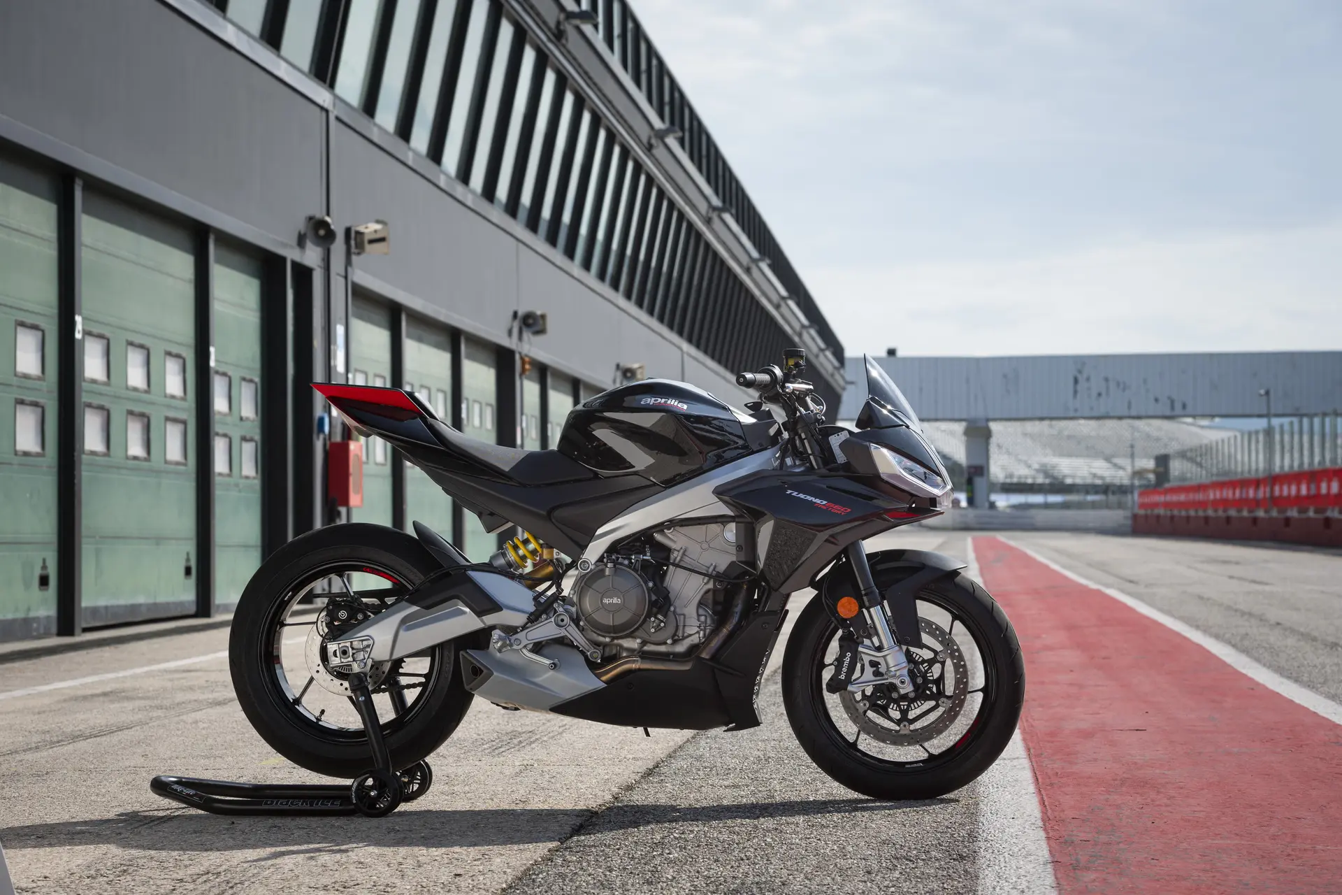 Aprilia Tuono 660, detalle de conducción