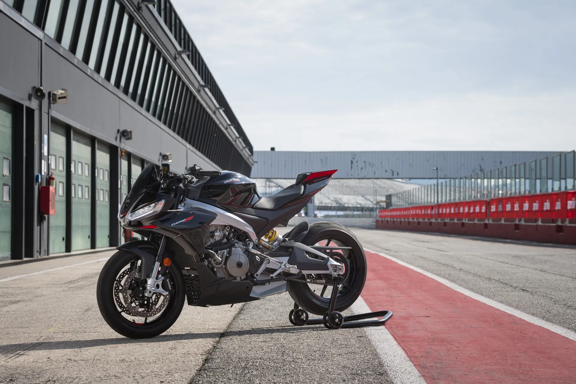 Aprilia Tuono 660, detalle de conducción
