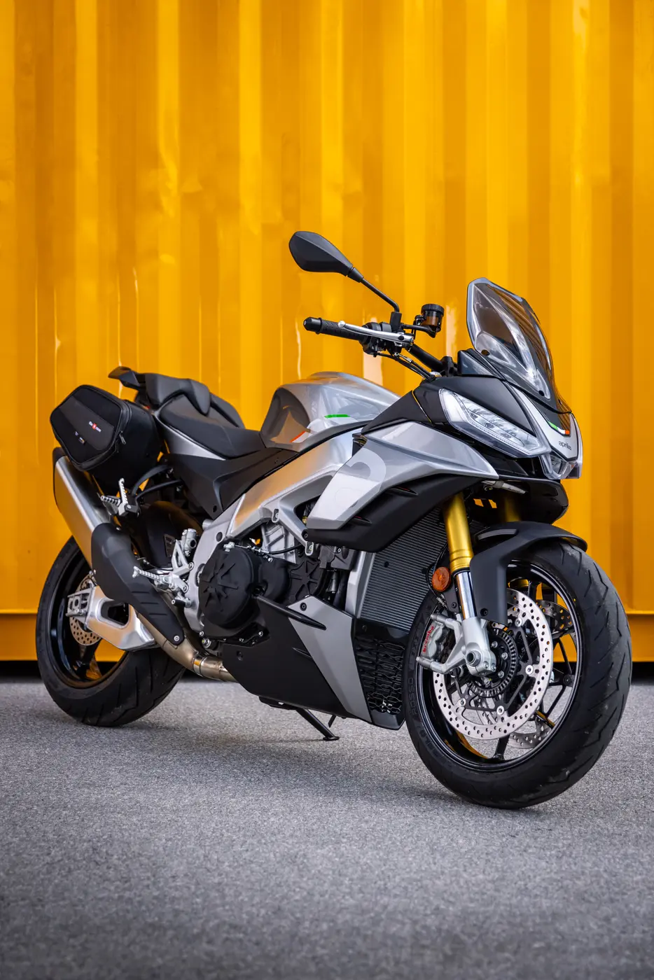 Aprilia Tuono V4, detalle de conducción