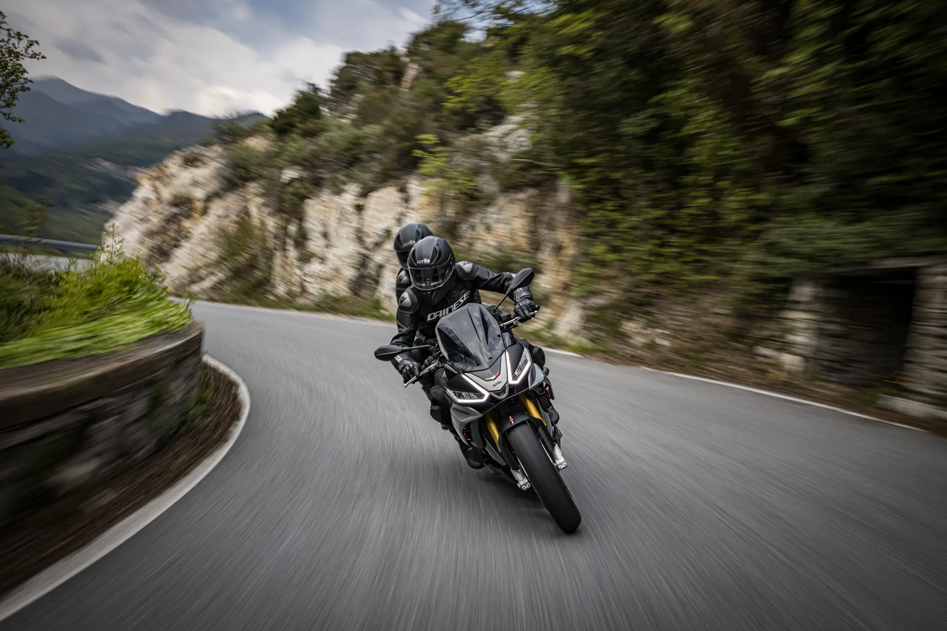 Aprilia Tuono V4, detalle de conducción